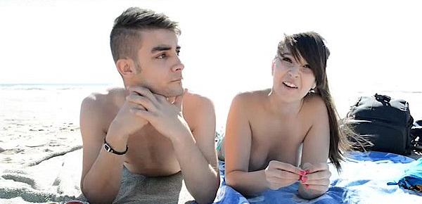  Nikki little y Miquel duque en una entrevista sexual en la playa